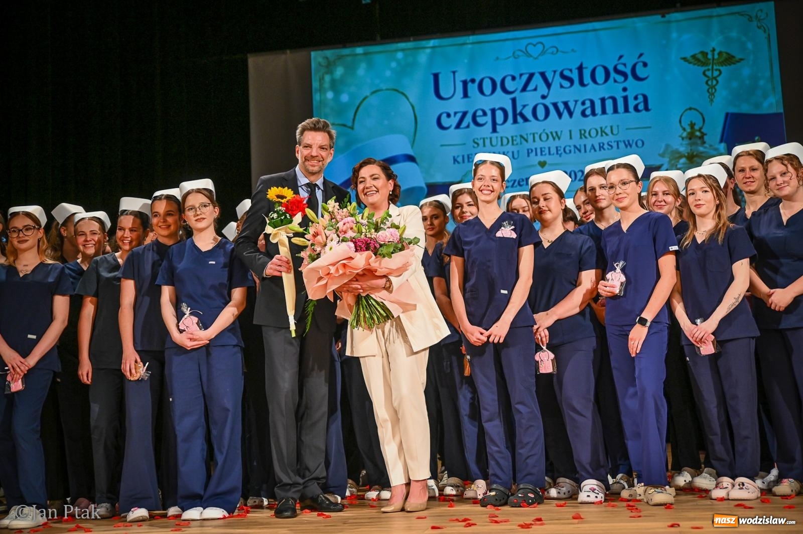 Zdjęcie w galerii na portalu naszwodzislaw.com: Czepkowanie studentów pielęgniarstwa w Raciborzu. Symboliczny początek zawodowej drogi [FOTO i WIDEO] wiadomości z regionu