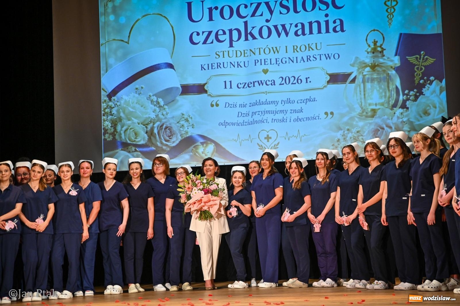Zdjęcie w galerii na portalu naszwodzislaw.com: Czepkowanie studentów pielęgniarstwa w Raciborzu. Symboliczny początek zawodowej drogi [FOTO i WIDEO] wiadomości z regionu