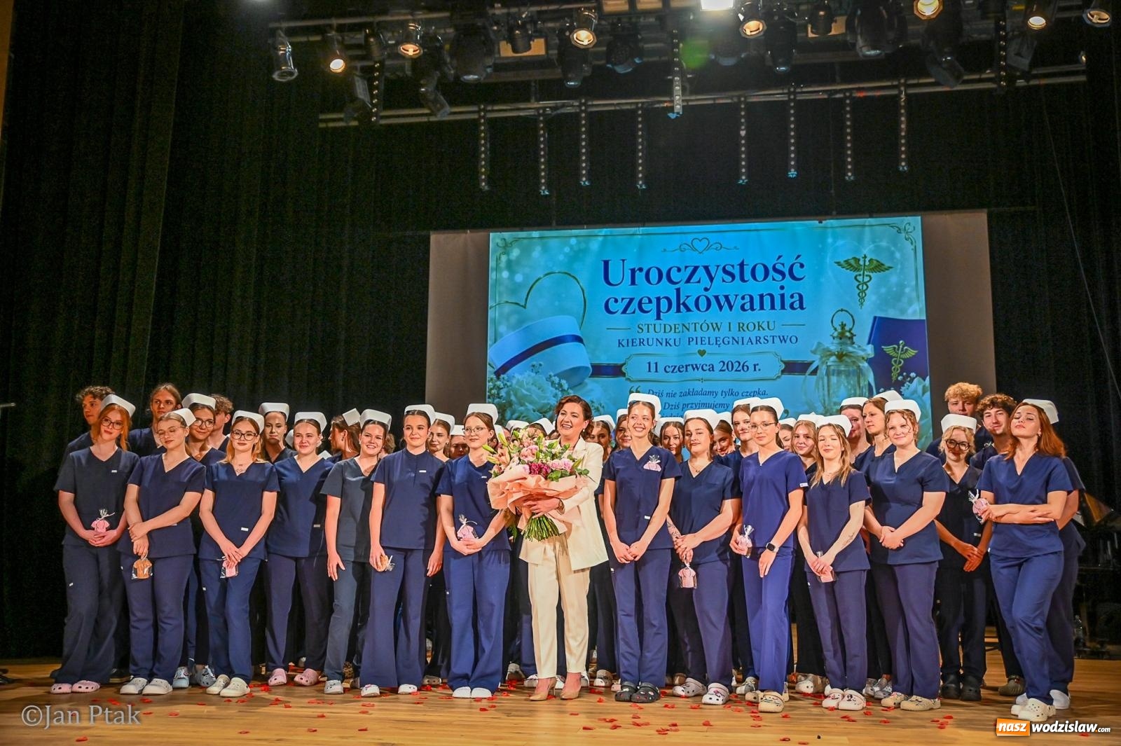Zdjęcie w galerii na portalu naszwodzislaw.com: Czepkowanie studentów pielęgniarstwa w Raciborzu. Symboliczny początek zawodowej drogi [FOTO i WIDEO] wiadomości z regionu