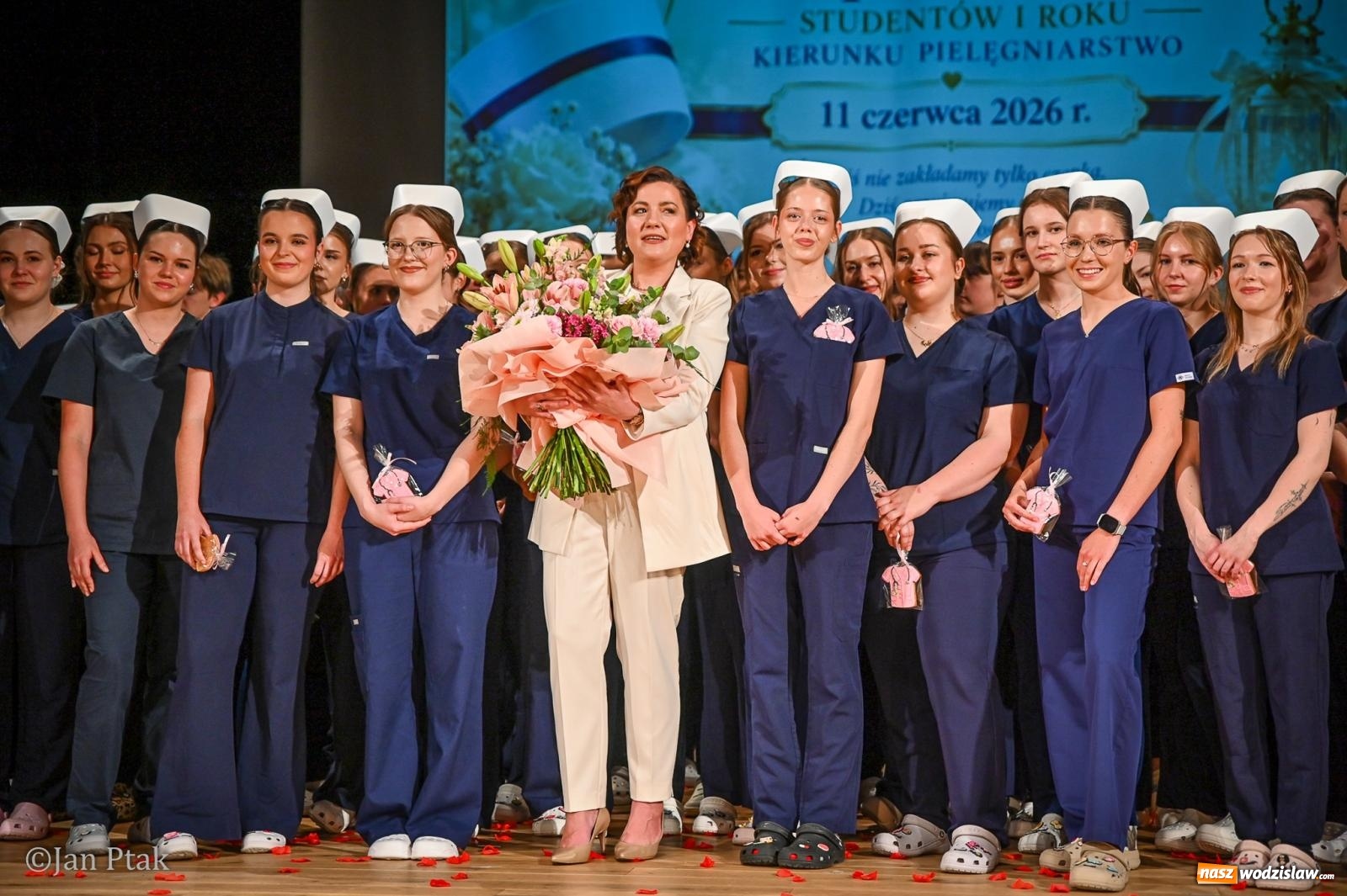 Zdjęcie w galerii na portalu naszwodzislaw.com: Czepkowanie studentów pielęgniarstwa w Raciborzu. Symboliczny początek zawodowej drogi [FOTO i WIDEO] wiadomości z regionu