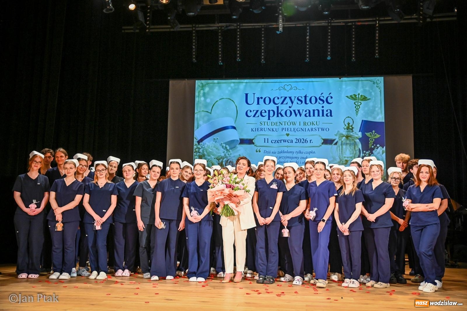Zdjęcie w galerii na portalu naszwodzislaw.com: Czepkowanie studentów pielęgniarstwa w Raciborzu. Symboliczny początek zawodowej drogi [FOTO i WIDEO] wiadomości z regionu