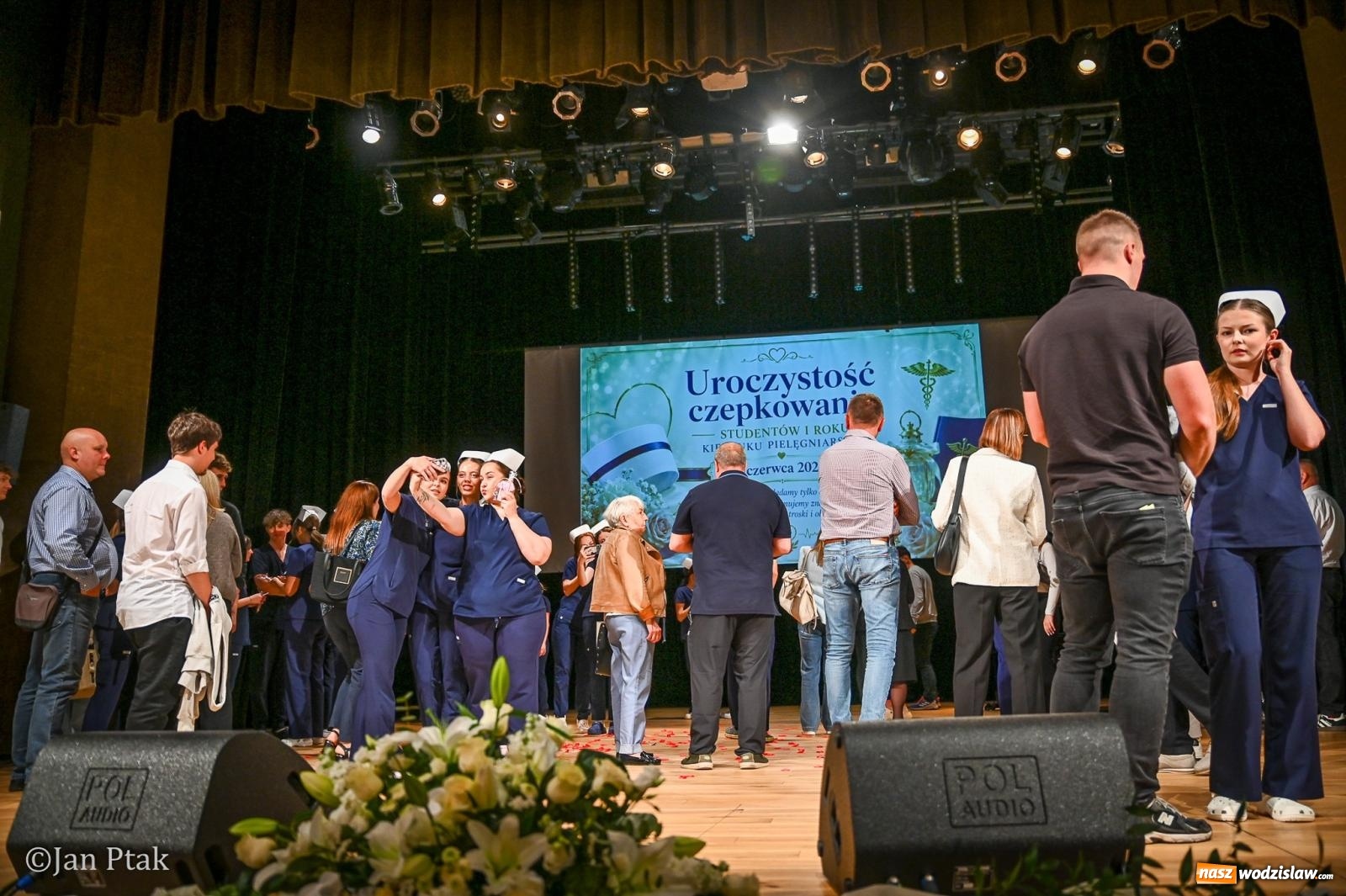 Zdjęcie w galerii na portalu naszwodzislaw.com: Czepkowanie studentów pielęgniarstwa w Raciborzu. Symboliczny początek zawodowej drogi [FOTO i WIDEO] wiadomości z regionu