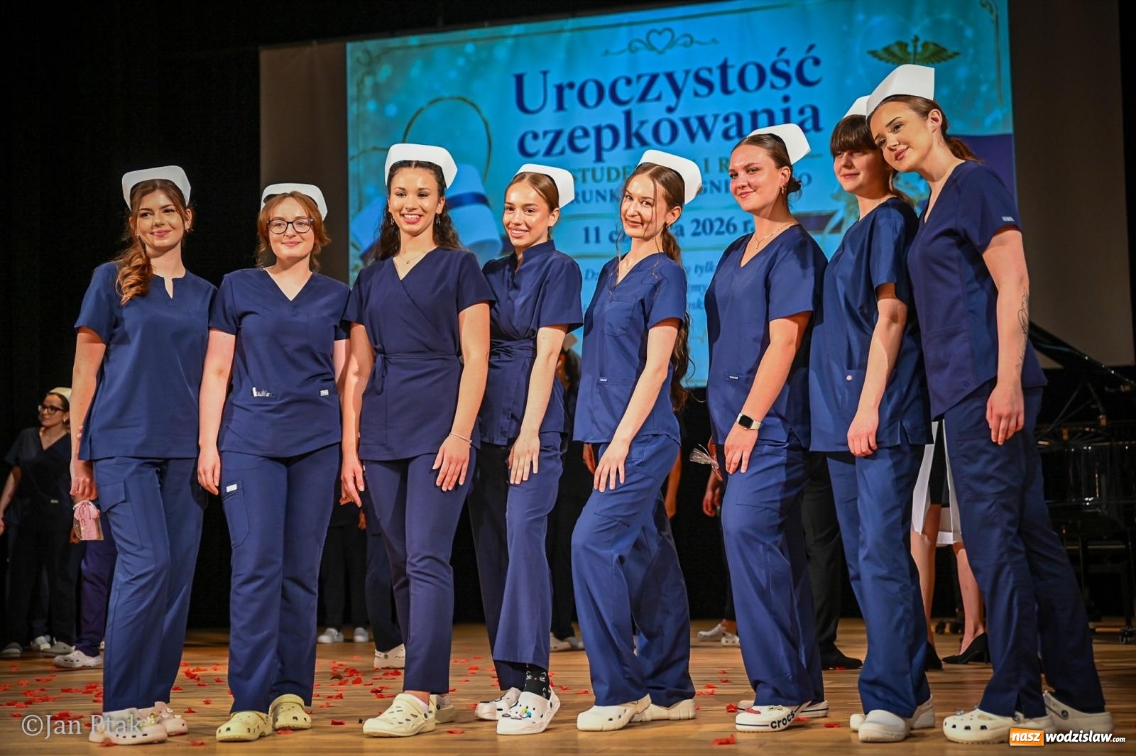 Zdjęcie w galerii na portalu naszwodzislaw.com: Czepkowanie studentów pielęgniarstwa w Raciborzu. Symboliczny początek zawodowej drogi [FOTO i WIDEO] wiadomości z regionu