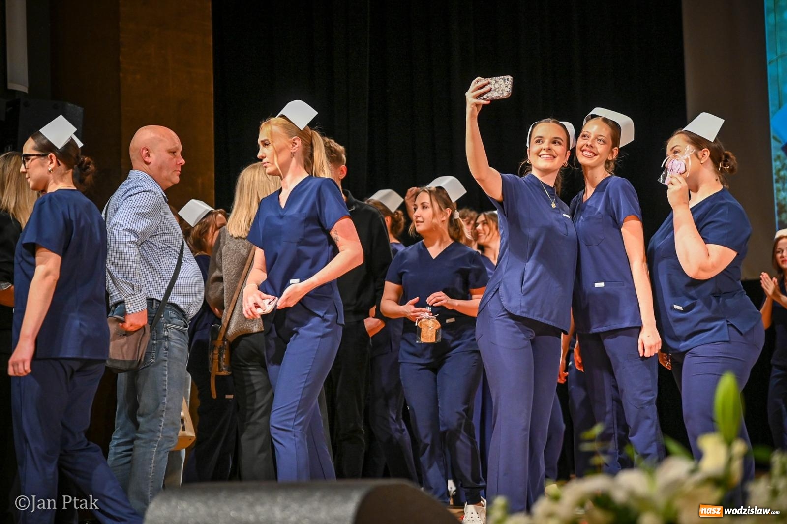 Zdjęcie w galerii na portalu naszwodzislaw.com: Czepkowanie studentów pielęgniarstwa w Raciborzu. Symboliczny początek zawodowej drogi [FOTO i WIDEO] wiadomości z regionu
