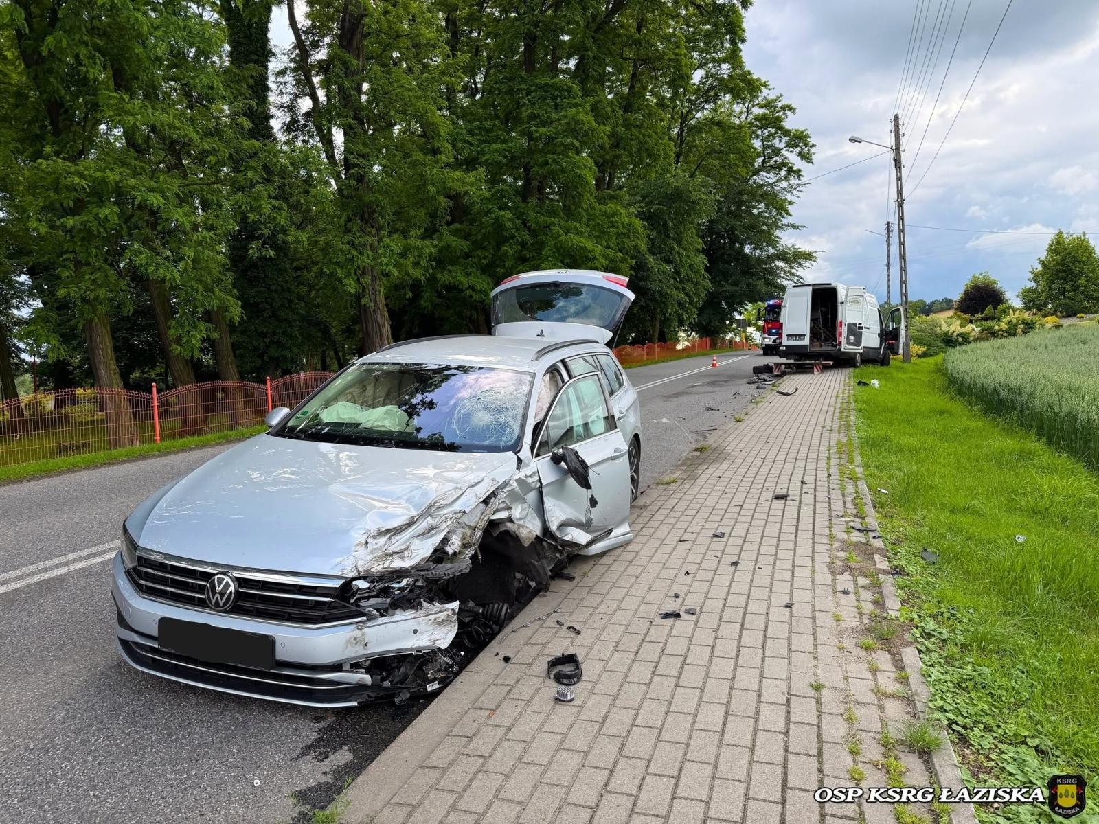Zdjęcie w galerii na portalu naszwodzislaw.com: Zderzenie osobówki z dostawczakiem w Łaziskach. Do akcji ruszyły wszystkie służby wiadomości z regionu