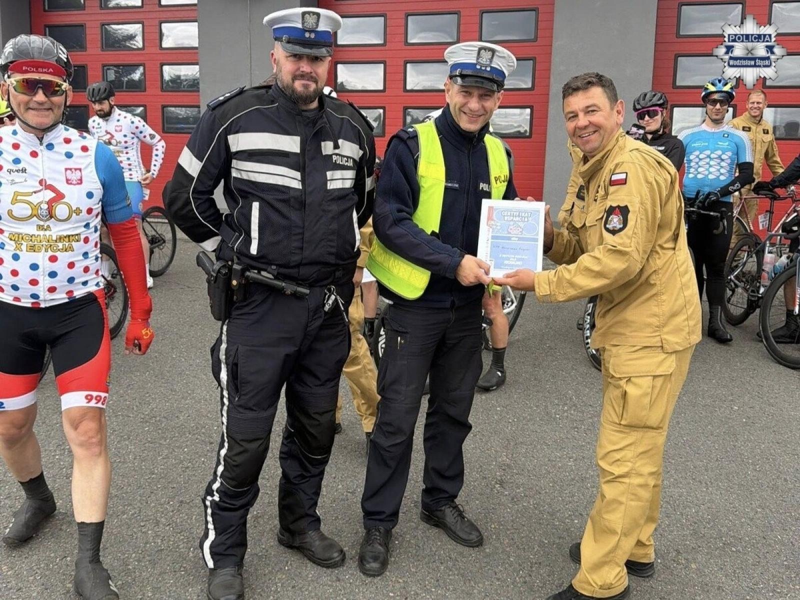 Zdjęcie w galerii na portalu naszwodzislaw.com: Ultramaraton z sercem. Przez powiat wodzisławski przejechali rowerzyści niosący pomoc wiadomości z regionu