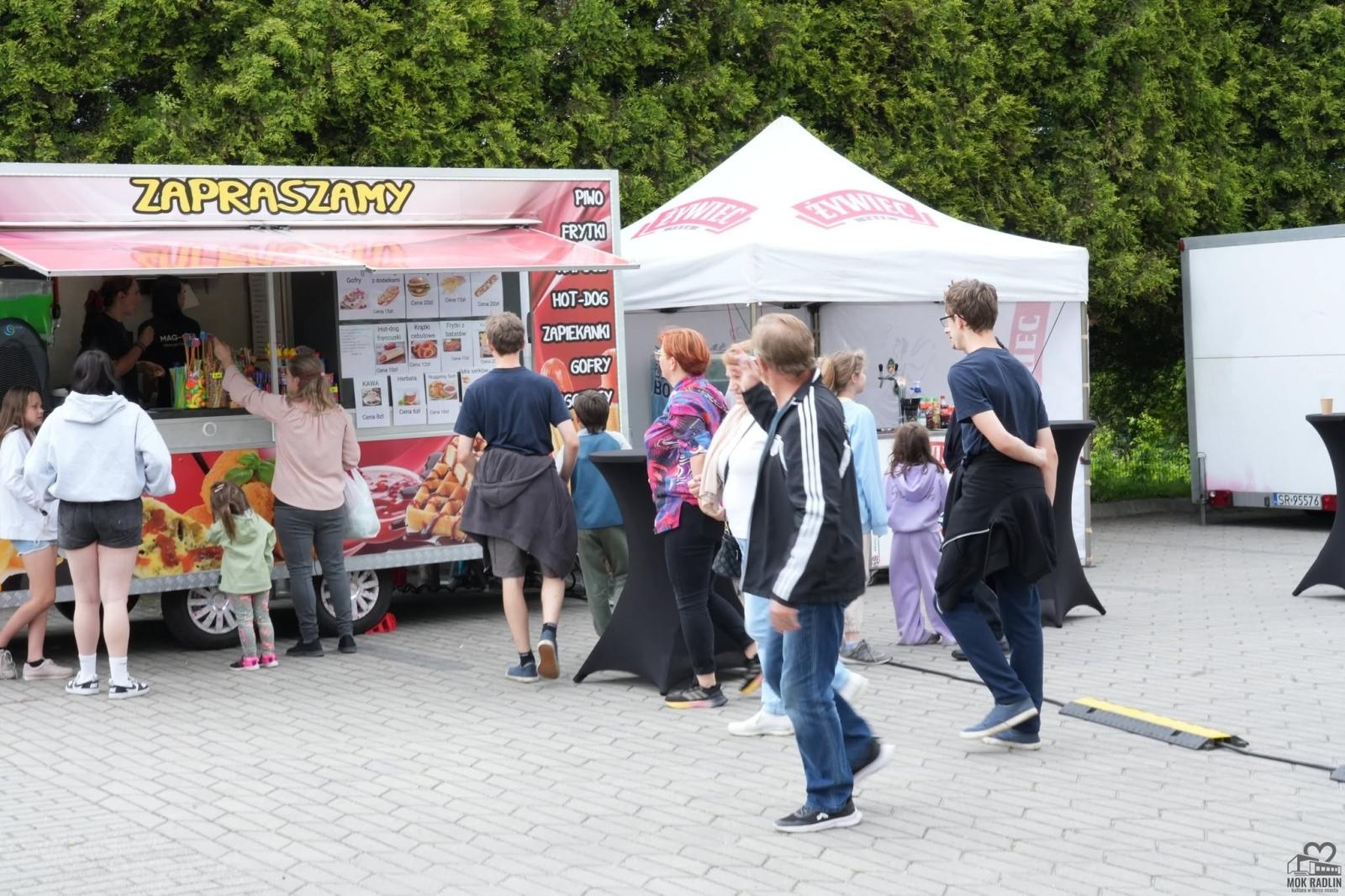 Zdjęcie w galerii na portalu naszwodzislaw.com: Piana Party, teatr ognia i ekologiczne inspiracje. Tak bawił się Radlin wiadomości z regionu