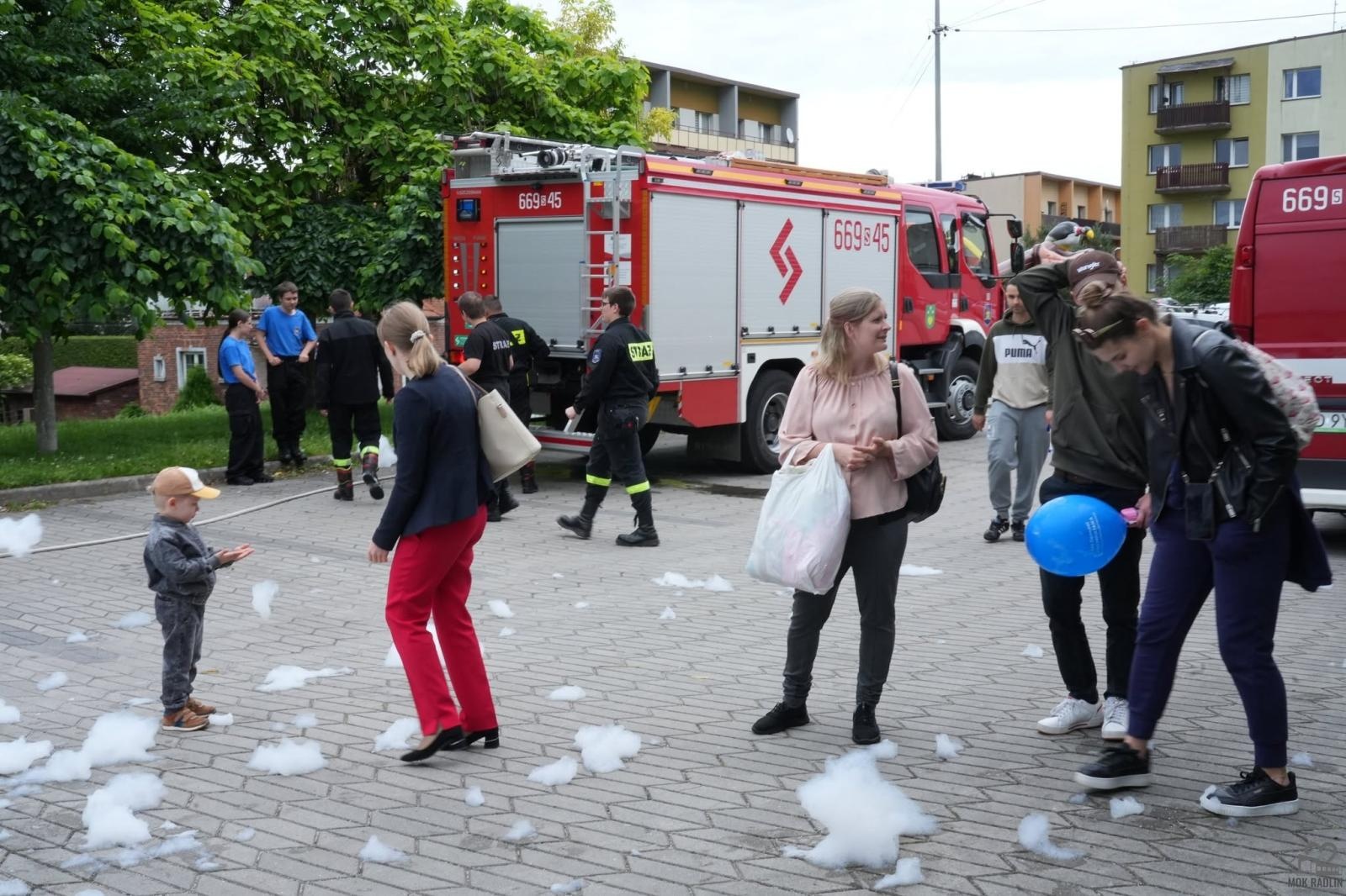 Zdjęcie w galerii na portalu naszwodzislaw.com: Piana Party, teatr ognia i ekologiczne inspiracje. Tak bawił się Radlin wiadomości z regionu