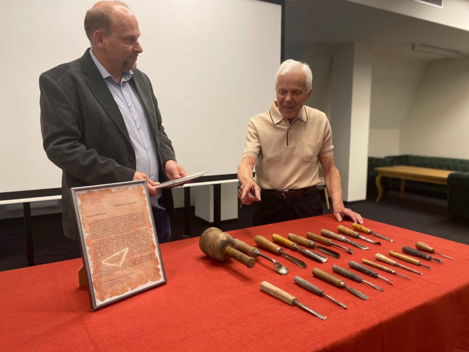 Zdjęcie w galerii na portalu naszwodzislaw.com: Narzędzia, które tworzyły historię miasta. Wyjątkowy dar dla muzeum w Wodzisławiu Śląskim wiadomości z regionu