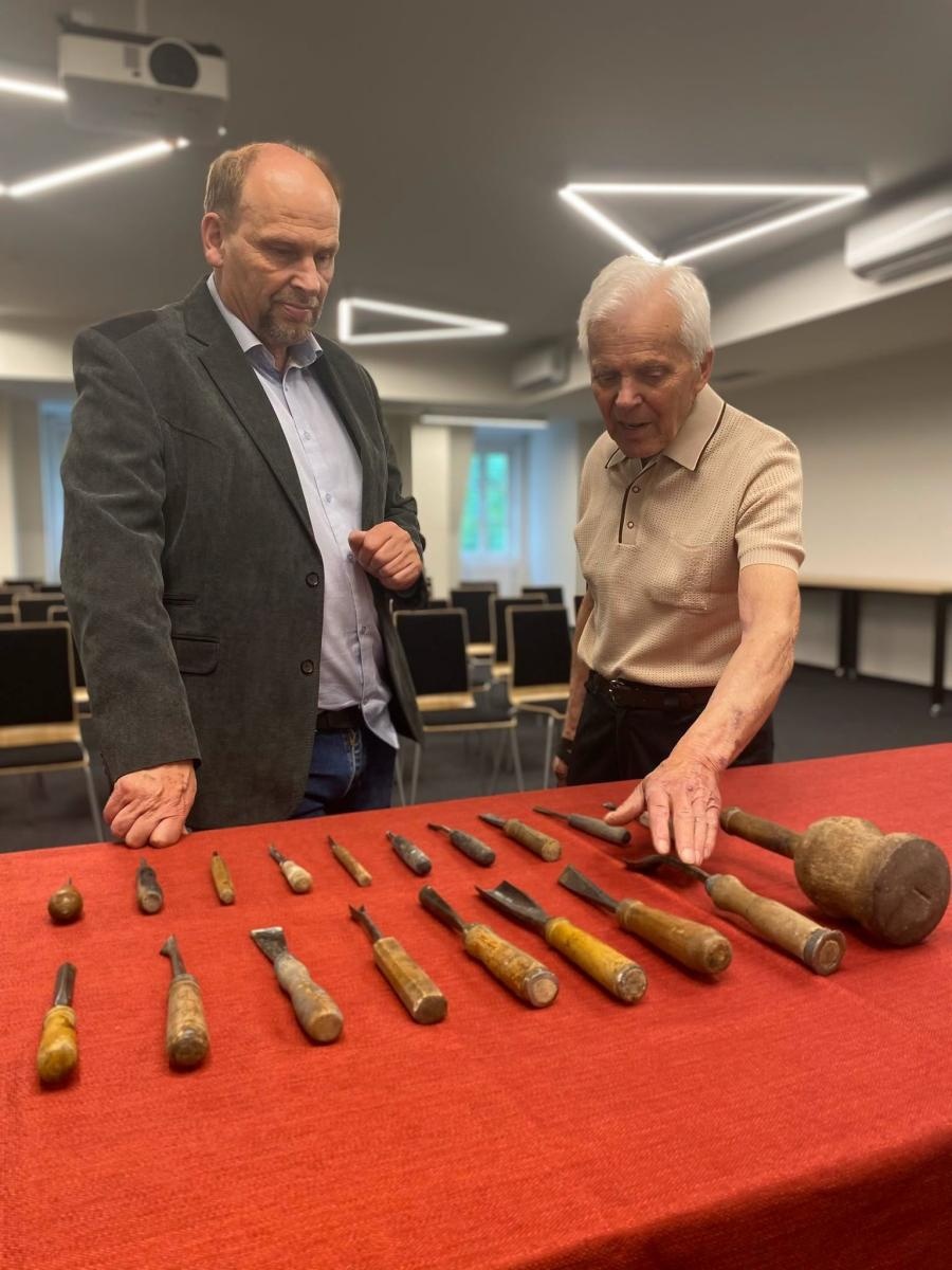 Zdjęcie w galerii na portalu naszwodzislaw.com: Narzędzia, które tworzyły historię miasta. Wyjątkowy dar dla muzeum w Wodzisławiu Śląskim wiadomości z regionu