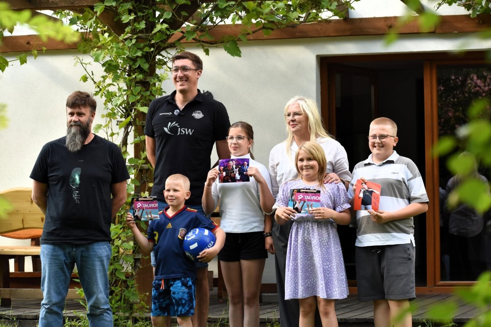 Zdjęcie w galerii na portalu naszwodzislaw.com: Łukasz Kaczmarek w niezwykłej roli. Spotkał się z rodziną zastępczą ze Skrzyszowa wiadomości z regionu