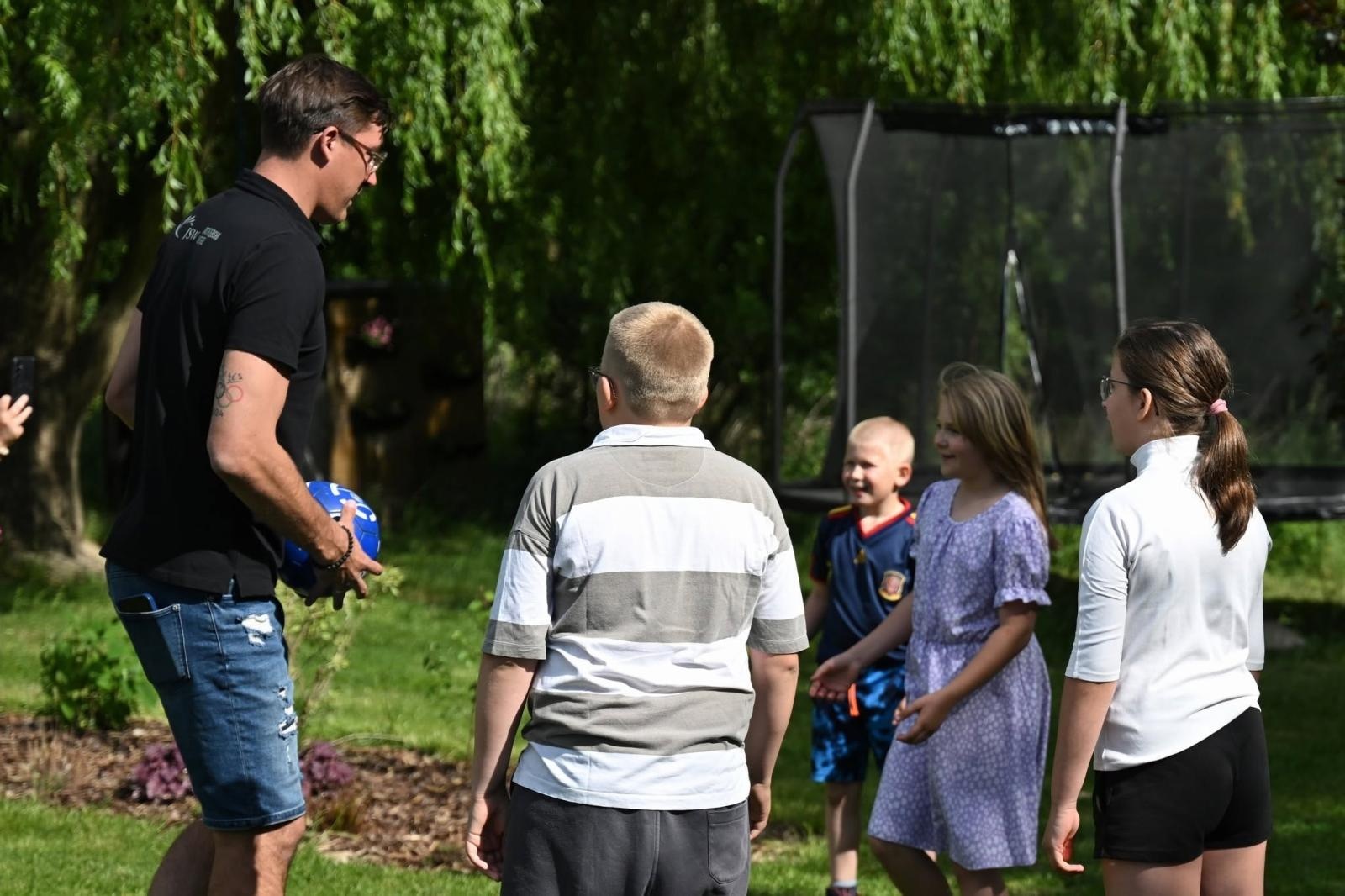 Zdjęcie w galerii na portalu naszwodzislaw.com: Łukasz Kaczmarek w niezwykłej roli. Spotkał się z rodziną zastępczą ze Skrzyszowa wiadomości z regionu