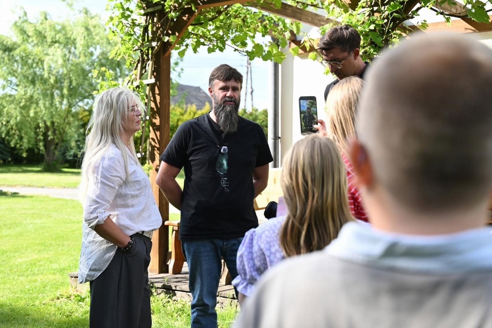 Zdjęcie w galerii na portalu naszwodzislaw.com: Łukasz Kaczmarek w niezwykłej roli. Spotkał się z rodziną zastępczą ze Skrzyszowa wiadomości z regionu