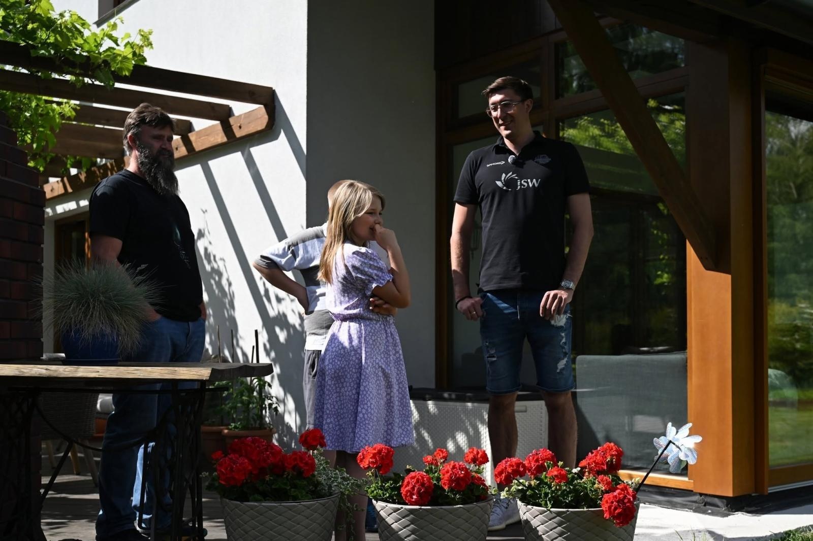 Zdjęcie w galerii na portalu naszwodzislaw.com: Łukasz Kaczmarek w niezwykłej roli. Spotkał się z rodziną zastępczą ze Skrzyszowa wiadomości z regionu