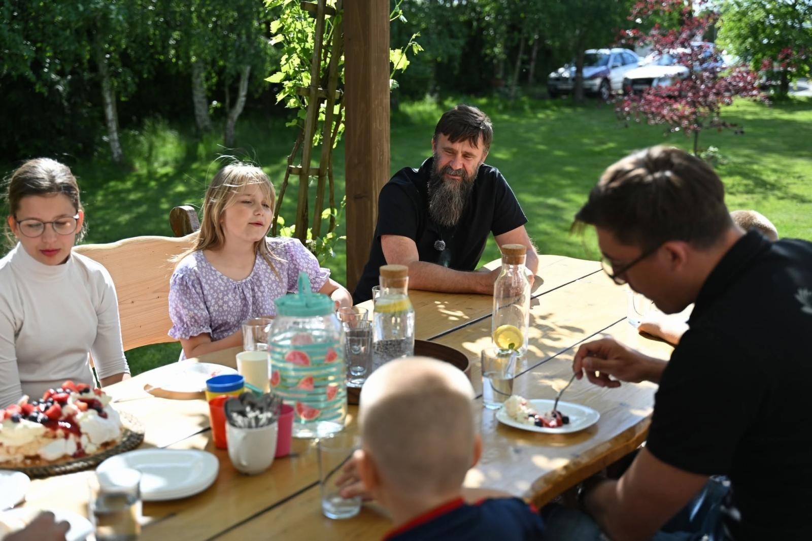 Zdjęcie w galerii na portalu naszwodzislaw.com: Łukasz Kaczmarek w niezwykłej roli. Spotkał się z rodziną zastępczą ze Skrzyszowa wiadomości z regionu