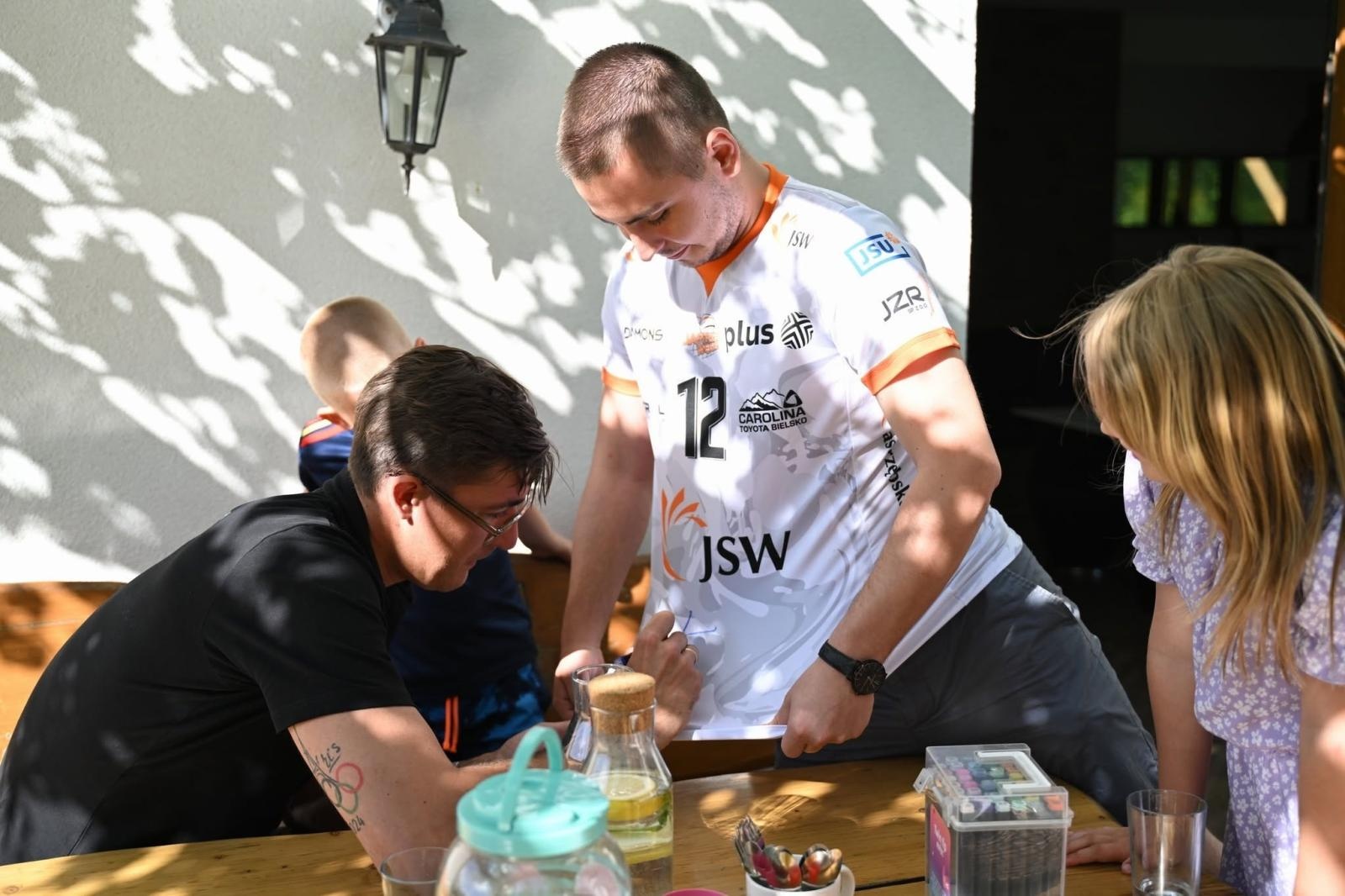 Zdjęcie w galerii na portalu naszwodzislaw.com: Łukasz Kaczmarek w niezwykłej roli. Spotkał się z rodziną zastępczą ze Skrzyszowa wiadomości z regionu
