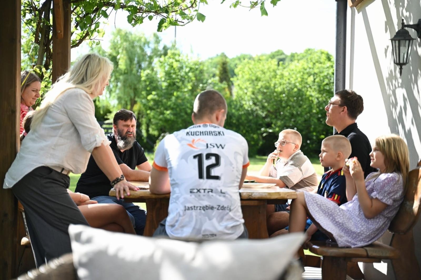 Zdjęcie w galerii na portalu naszwodzislaw.com: Łukasz Kaczmarek w niezwykłej roli. Spotkał się z rodziną zastępczą ze Skrzyszowa wiadomości z regionu