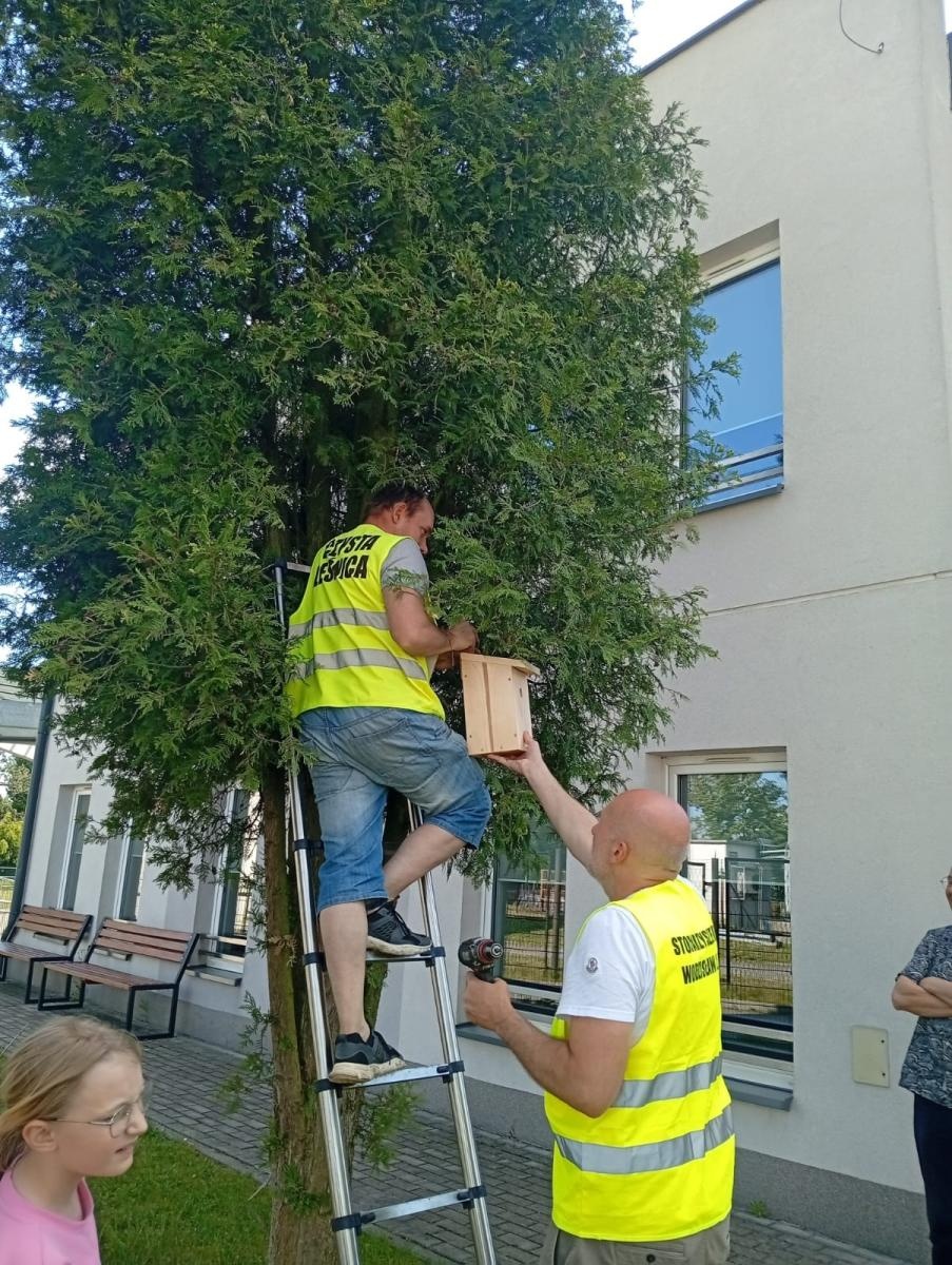 Zdjęcie w galerii na portalu naszwodzislaw.com: Ptaki, wiedza i wspólna praca. Edukacyjne spotkanie w Dziupli wiadomości z regionu