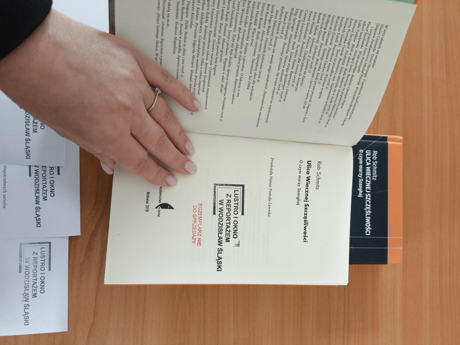 Zdjęcie w galerii na portalu naszwodzislaw.com: Sukces akcji Weź książkę, zostaw dobre słowo. Półki empatii opanowały Wodzisław Śląski, a organizatorzy proszą o więcej! wiadomości z regionu
