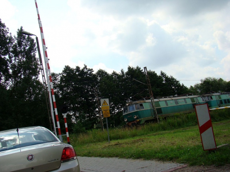 Zdjęcie w galerii na portalu naszwodzislaw.com: Jedzie pociąg, szlaban w górze wiadomości z regionu