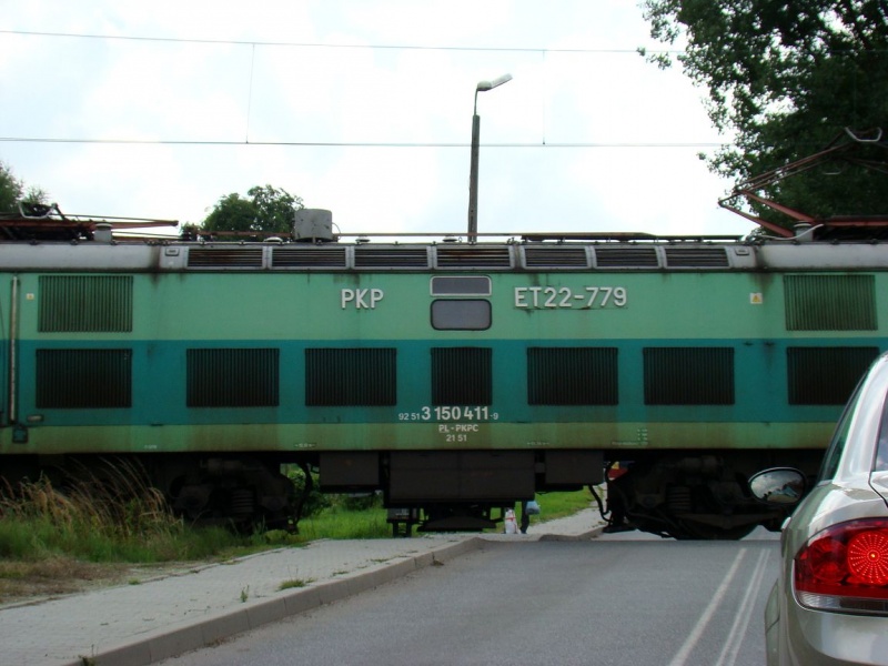 Zdjęcie w galerii na portalu naszwodzislaw.com: Jedzie pociąg, szlaban w górze wiadomości z regionu