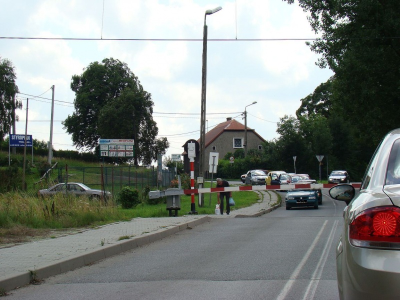 Zdjęcie w galerii na portalu naszwodzislaw.com: Jedzie pociąg, szlaban w górze wiadomości z regionu