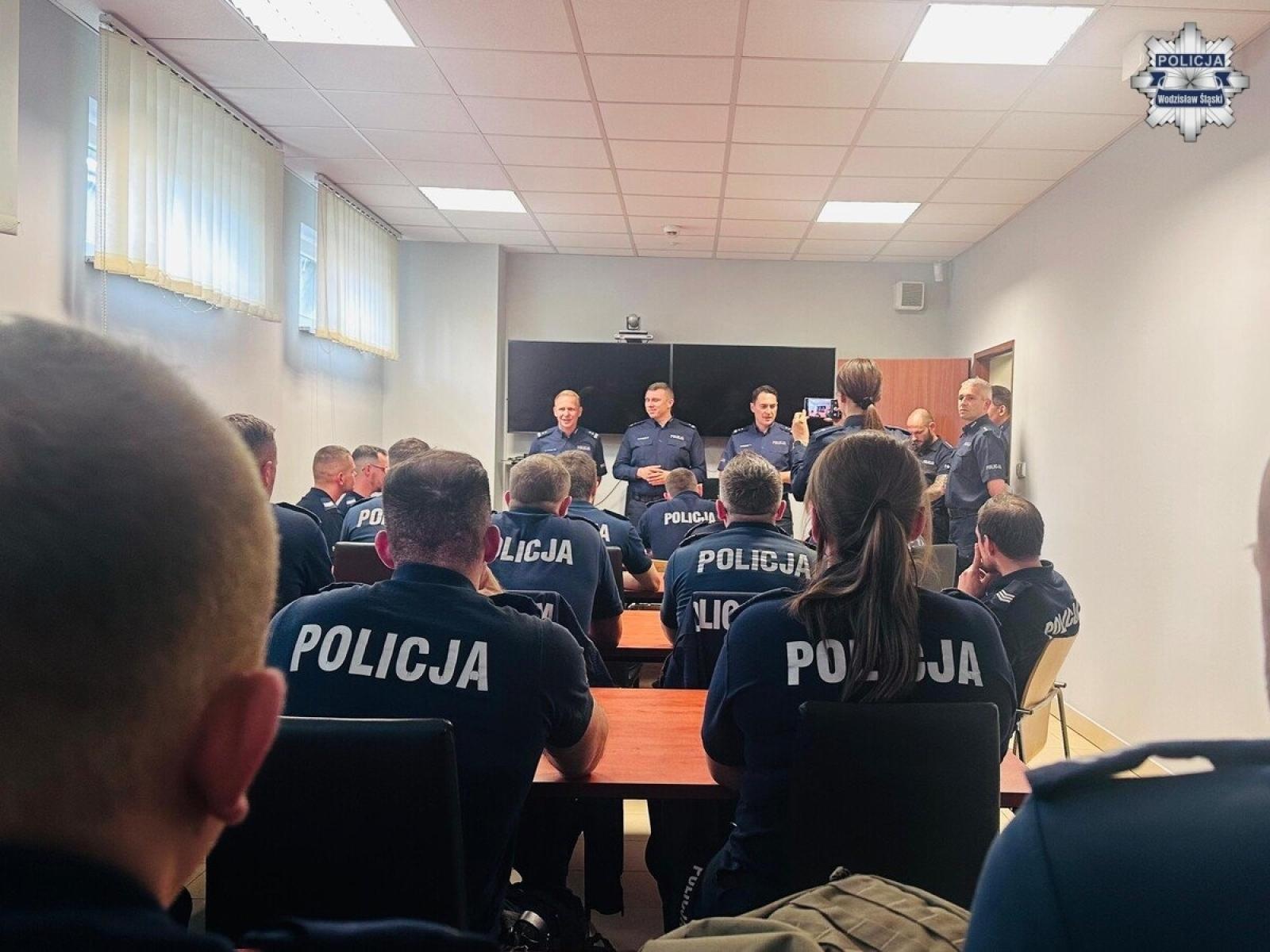 Zdjęcie w galerii na portalu naszwodzislaw.com: Pierwsza edycja kursu aspiranckiego zakończona. 24 policjantów z pozytywnym wynikiem egzaminu wiadomości z regionu