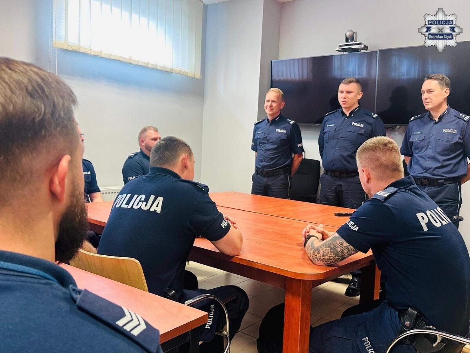 Zdjęcie w galerii na portalu naszwodzislaw.com: Pierwsza edycja kursu aspiranckiego zakończona. 24 policjantów z pozytywnym wynikiem egzaminu wiadomości z regionu