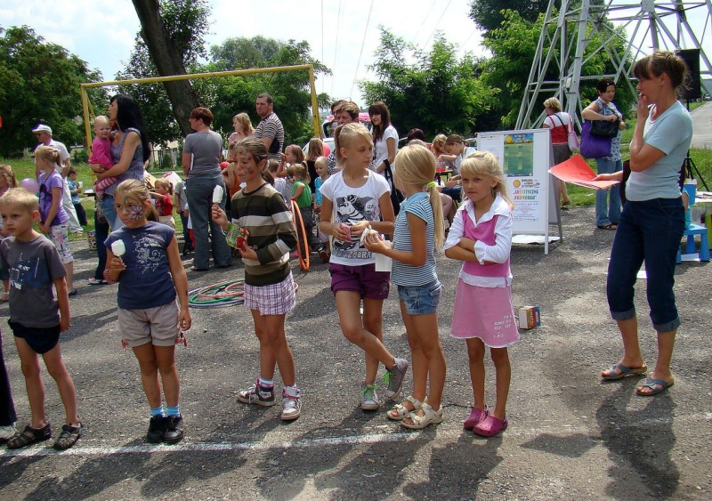 Zdjęcie w galerii na portalu naszwodzislaw.com: Radna na rowerze, Wodzik po betonie wiadomości z regionu