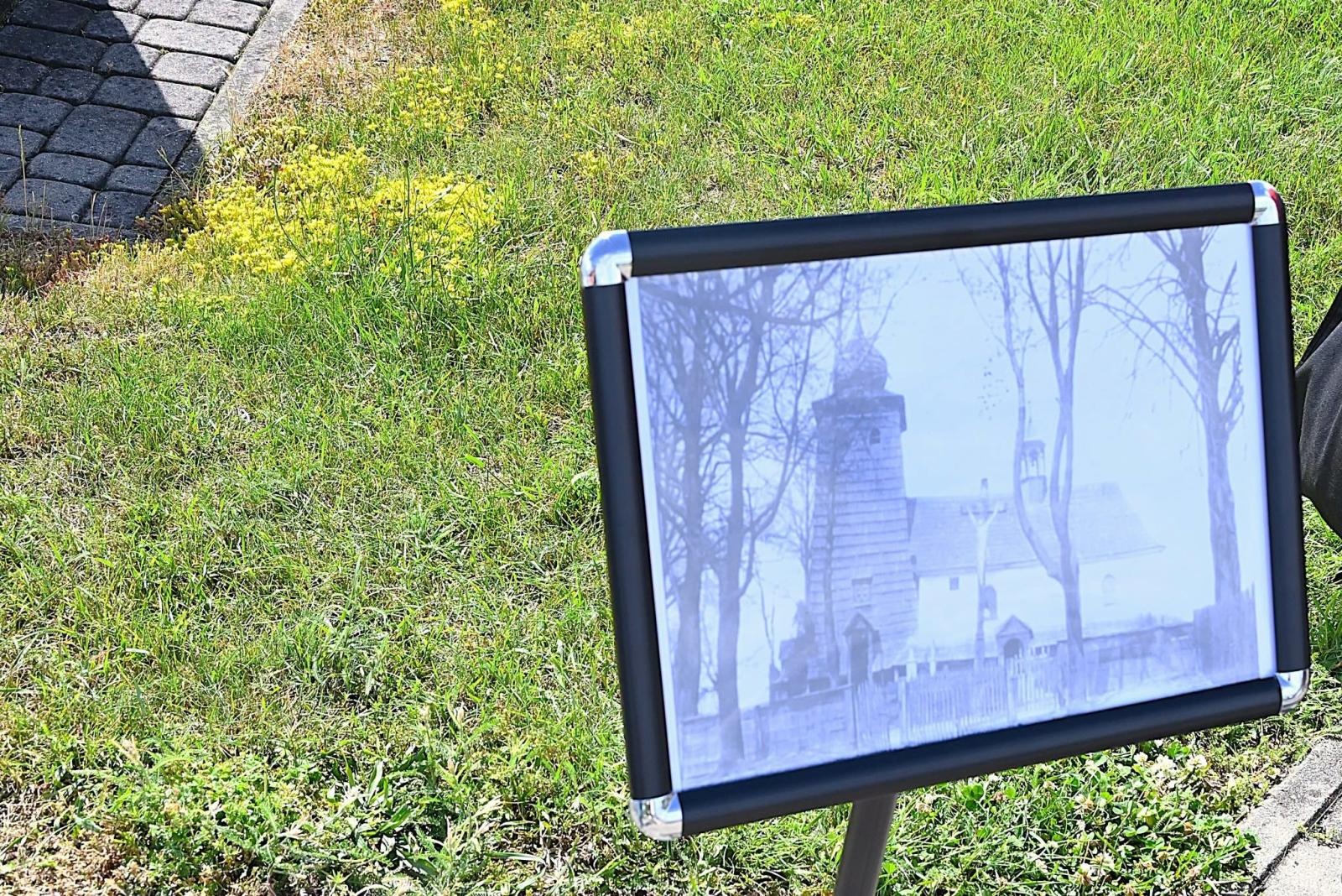 Zdjęcie w galerii na portalu naszwodzislaw.com: Od starej szkoły po tragiczną legendę. Skrzyszów w historycznej grze terenowej wiadomości z regionu