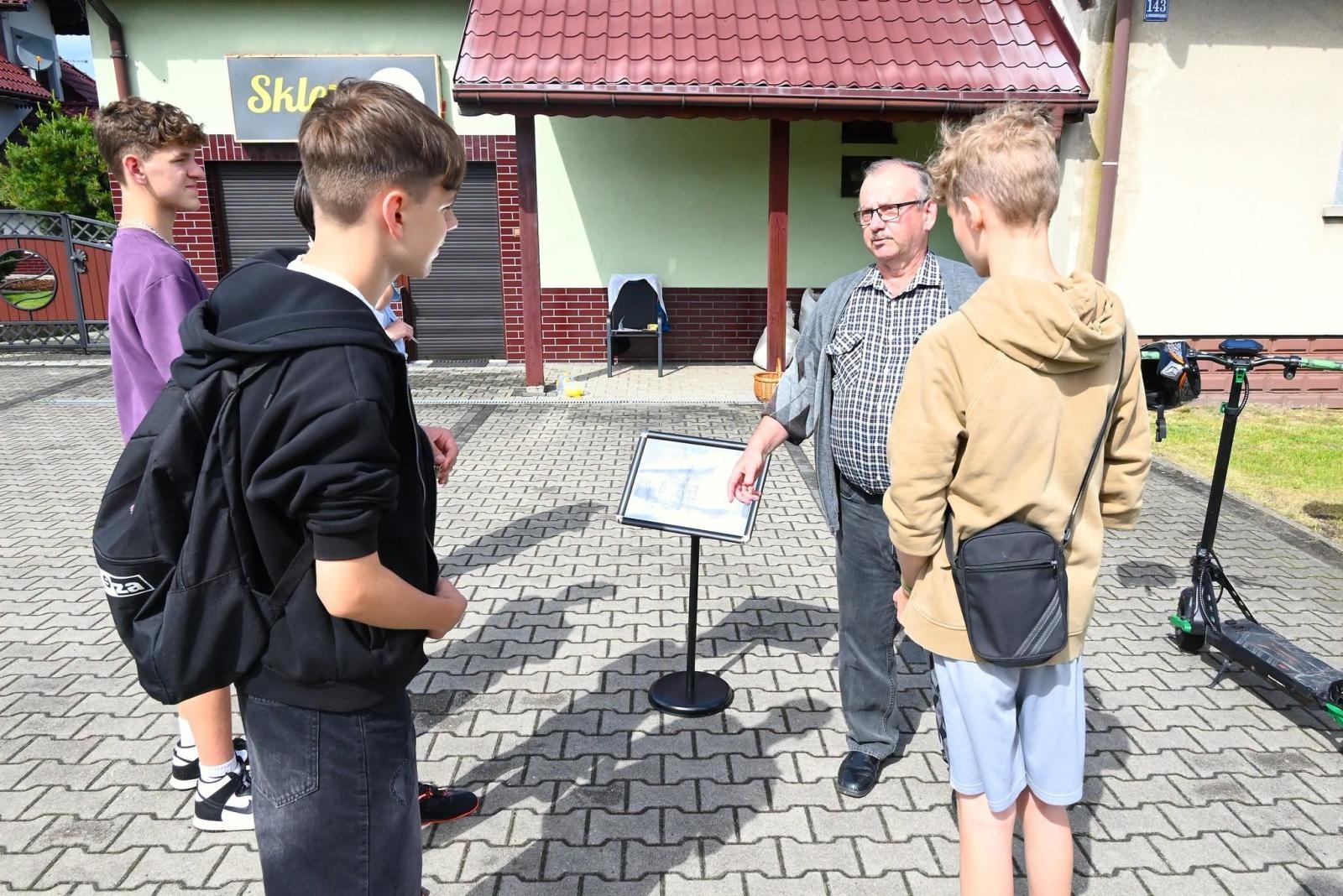 Zdjęcie w galerii na portalu naszwodzislaw.com: Od starej szkoły po tragiczną legendę. Skrzyszów w historycznej grze terenowej wiadomości z regionu