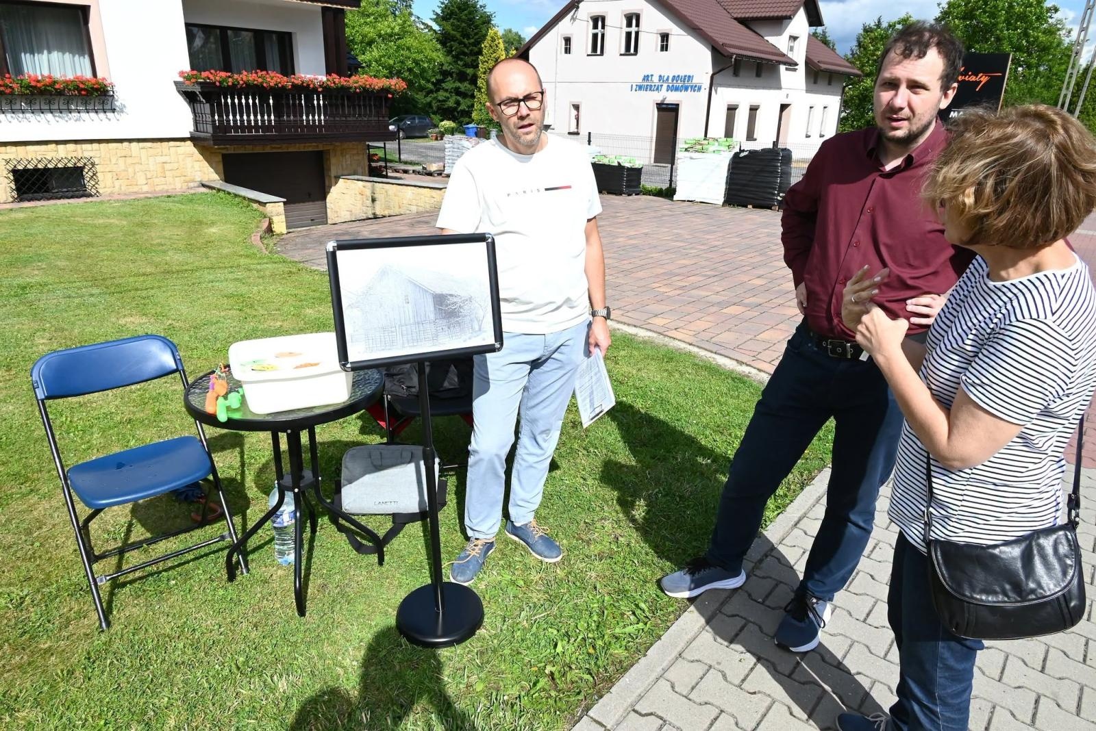 Zdjęcie w galerii na portalu naszwodzislaw.com: Od starej szkoły po tragiczną legendę. Skrzyszów w historycznej grze terenowej wiadomości z regionu