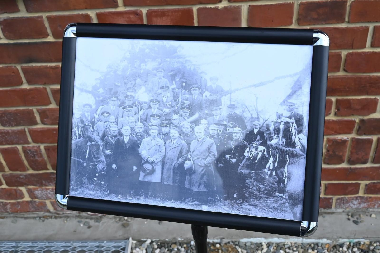 Zdjęcie w galerii na portalu naszwodzislaw.com: Od starej szkoły po tragiczną legendę. Skrzyszów w historycznej grze terenowej wiadomości z regionu