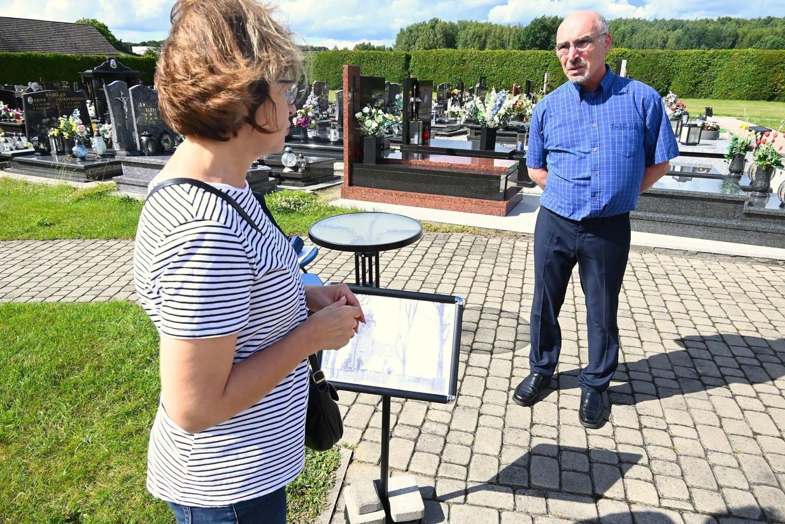 Zdjęcie w galerii na portalu naszwodzislaw.com: Od starej szkoły po tragiczną legendę. Skrzyszów w historycznej grze terenowej wiadomości z regionu