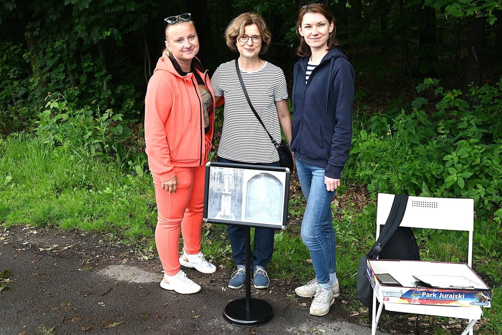 Zdjęcie w galerii na portalu naszwodzislaw.com: Od starej szkoły po tragiczną legendę. Skrzyszów w historycznej grze terenowej wiadomości z regionu
