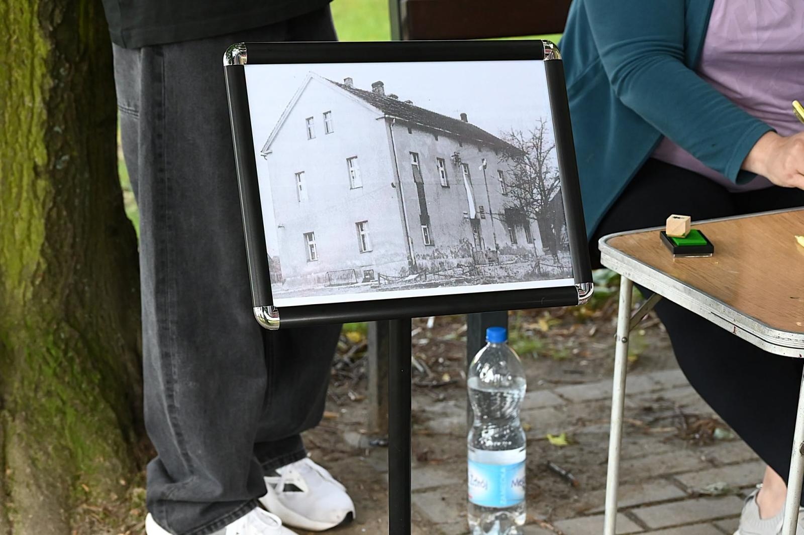 Zdjęcie w galerii na portalu naszwodzislaw.com: Od starej szkoły po tragiczną legendę. Skrzyszów w historycznej grze terenowej wiadomości z regionu