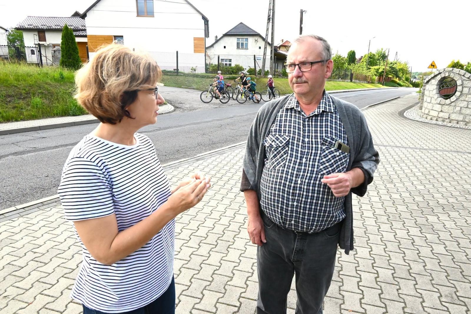 Zdjęcie w galerii na portalu naszwodzislaw.com: Od starej szkoły po tragiczną legendę. Skrzyszów w historycznej grze terenowej wiadomości z regionu
