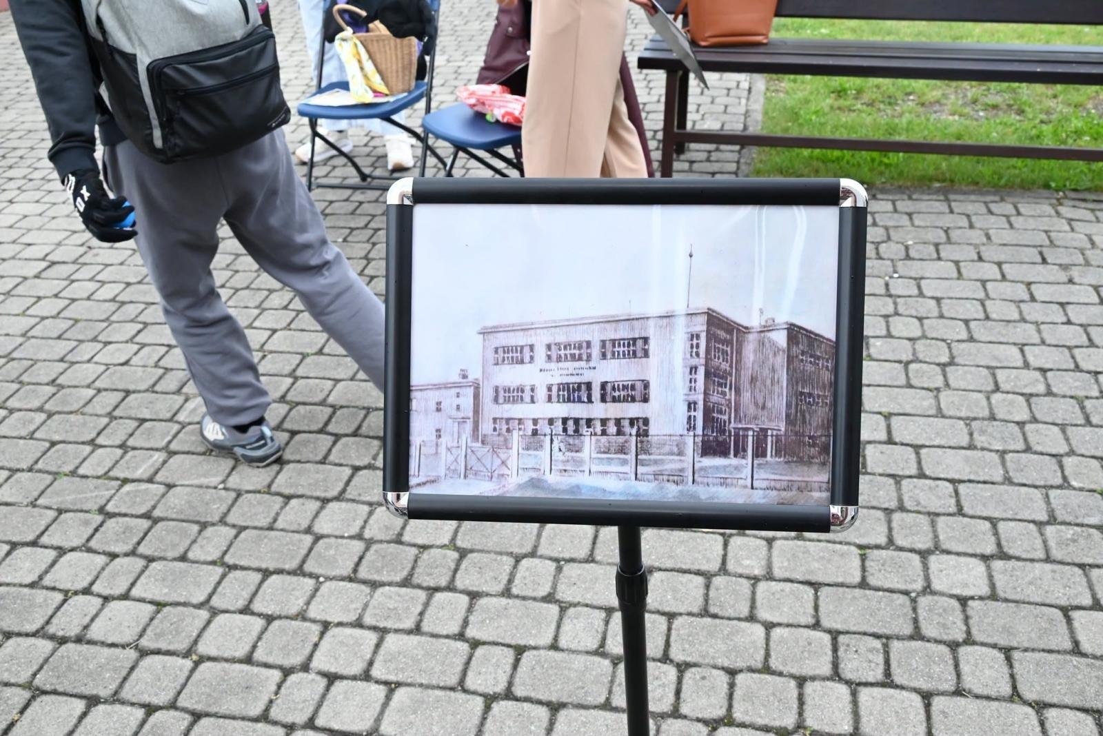 Zdjęcie w galerii na portalu naszwodzislaw.com: Od starej szkoły po tragiczną legendę. Skrzyszów w historycznej grze terenowej wiadomości z regionu