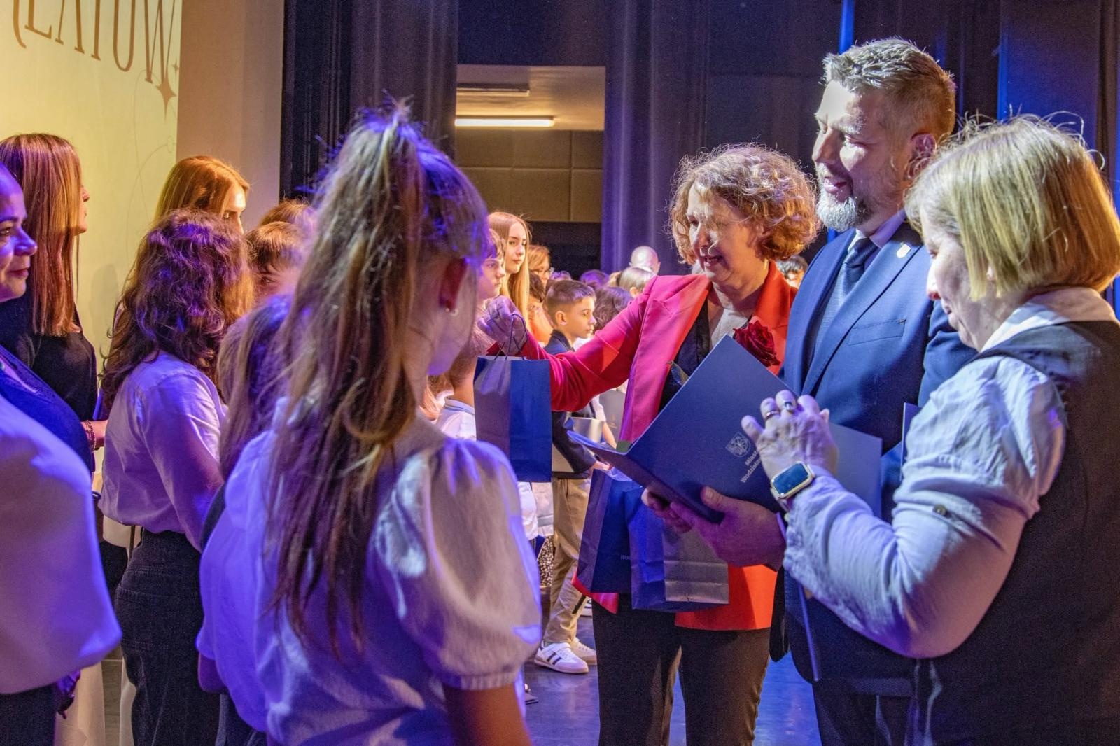 Zdjęcie w galerii na portalu naszwodzislaw.com: Sukcesy młodzieży nagrodzone w Wodzisławskim Centrum Kultury. Gala pełna emocji wiadomości z regionu
