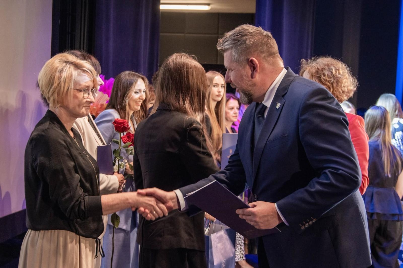 Zdjęcie w galerii na portalu naszwodzislaw.com: Sukcesy młodzieży nagrodzone w Wodzisławskim Centrum Kultury. Gala pełna emocji wiadomości z regionu