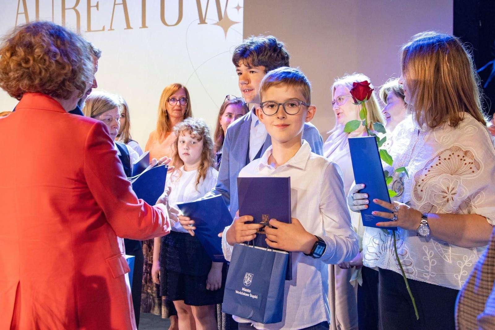 Zdjęcie w galerii na portalu naszwodzislaw.com: Sukcesy młodzieży nagrodzone w Wodzisławskim Centrum Kultury. Gala pełna emocji wiadomości z regionu