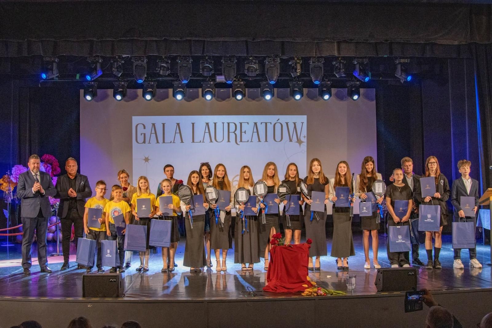 Zdjęcie w galerii na portalu naszwodzislaw.com: Sukcesy młodzieży nagrodzone w Wodzisławskim Centrum Kultury. Gala pełna emocji wiadomości z regionu