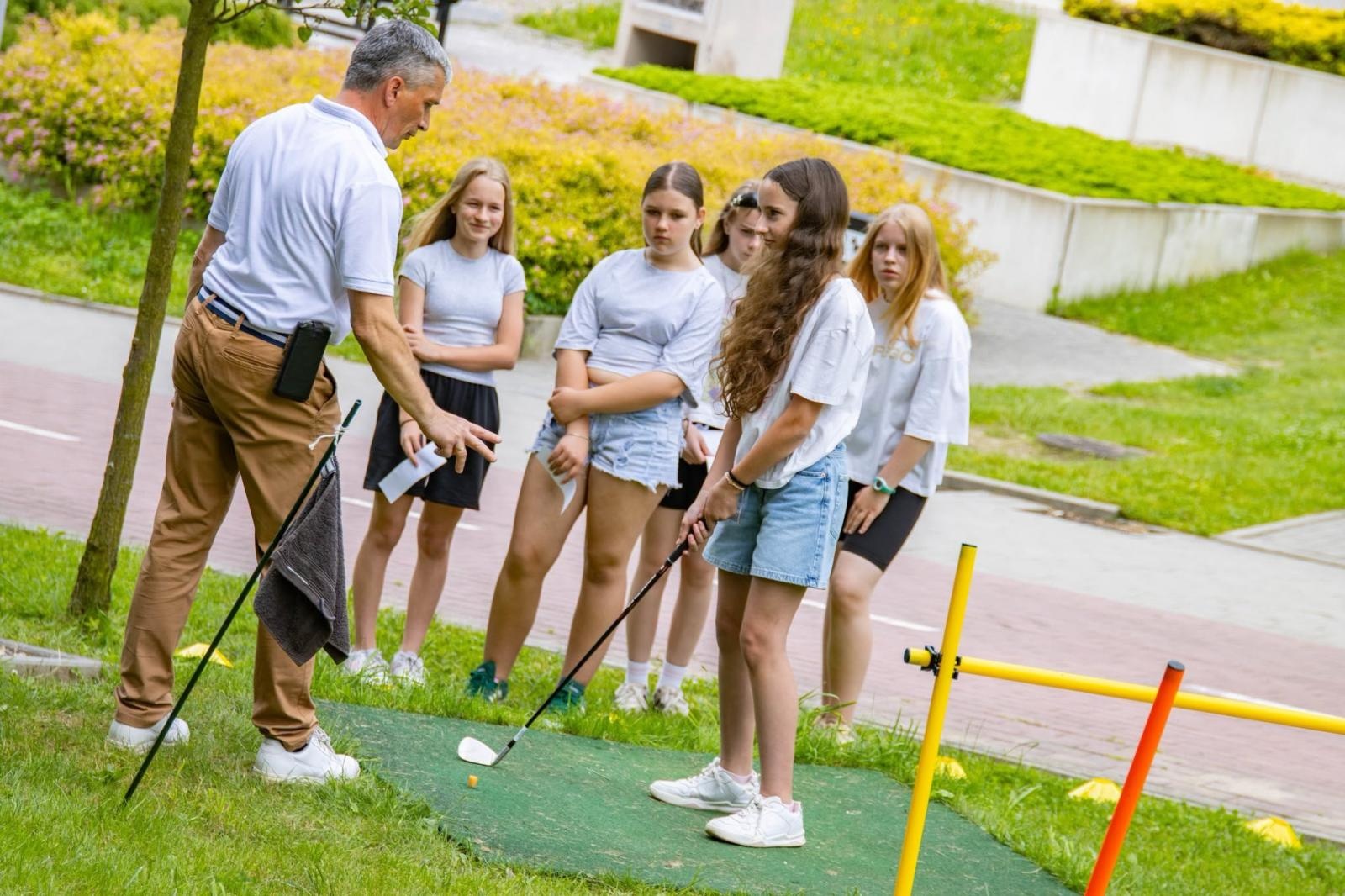 Zdjęcie w galerii na portalu naszwodzislaw.com: Golf łączy pokolenia. Wspólny trening uczniów i seniorów w Wodzisławiu wiadomości z regionu