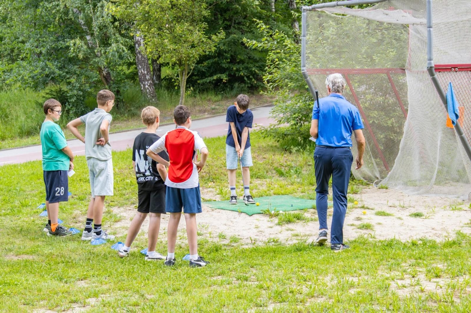 Zdjęcie w galerii na portalu naszwodzislaw.com: Golf łączy pokolenia. Wspólny trening uczniów i seniorów w Wodzisławiu wiadomości z regionu
