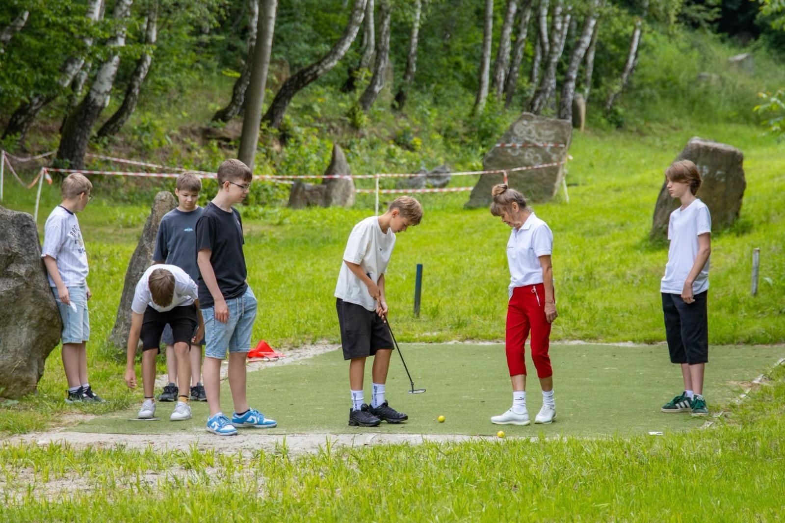 Zdjęcie w galerii na portalu naszwodzislaw.com: Golf łączy pokolenia. Wspólny trening uczniów i seniorów w Wodzisławiu wiadomości z regionu