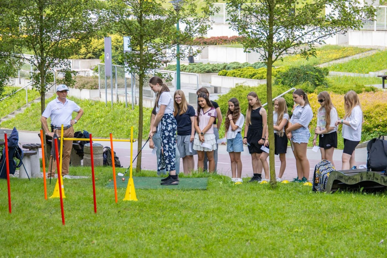 Zdjęcie w galerii na portalu naszwodzislaw.com: Golf łączy pokolenia. Wspólny trening uczniów i seniorów w Wodzisławiu wiadomości z regionu