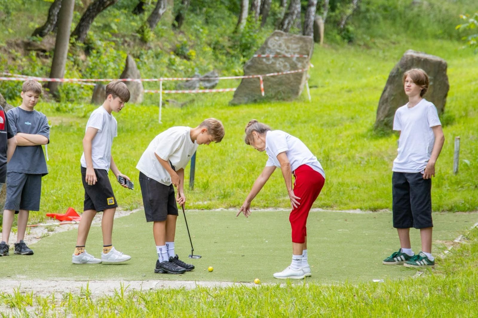 Zdjęcie w galerii na portalu naszwodzislaw.com: Golf łączy pokolenia. Wspólny trening uczniów i seniorów w Wodzisławiu wiadomości z regionu