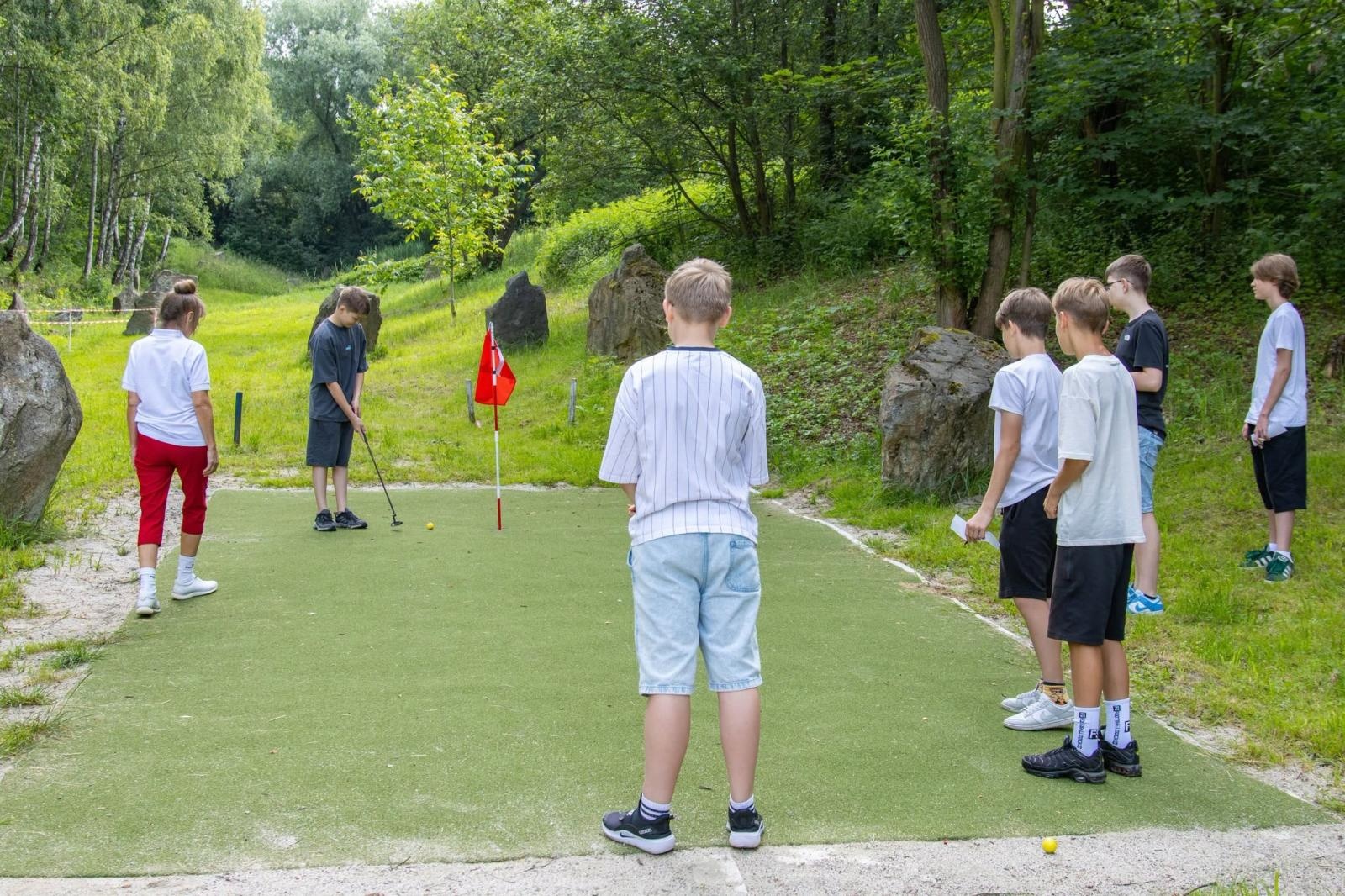 Zdjęcie w galerii na portalu naszwodzislaw.com: Golf łączy pokolenia. Wspólny trening uczniów i seniorów w Wodzisławiu wiadomości z regionu