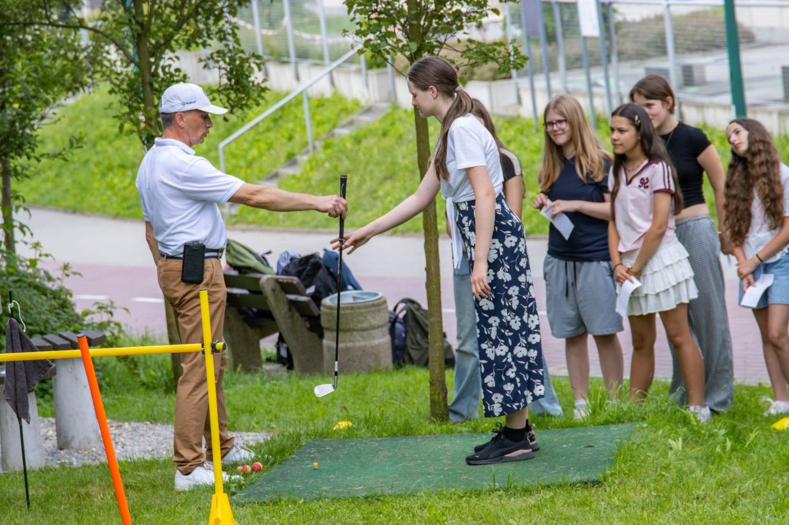 Zdjęcie w galerii na portalu naszwodzislaw.com: Golf łączy pokolenia. Wspólny trening uczniów i seniorów w Wodzisławiu wiadomości z regionu