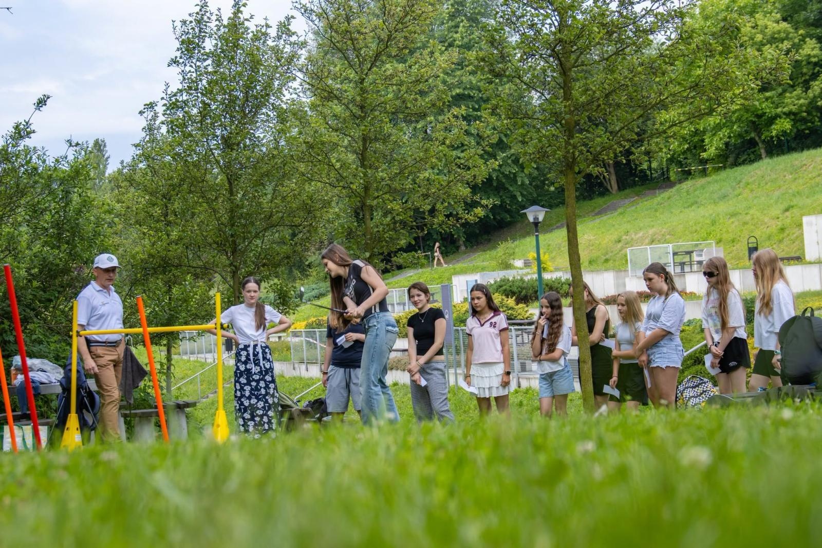 Zdjęcie w galerii na portalu naszwodzislaw.com: Golf łączy pokolenia. Wspólny trening uczniów i seniorów w Wodzisławiu wiadomości z regionu
